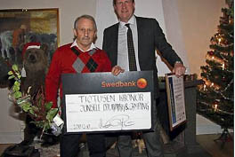 Belönad av LRF. Bengt Eriksson . Magnus Pallin Swedbank prisutdelare. Foto Margareta Cronquist TÅ