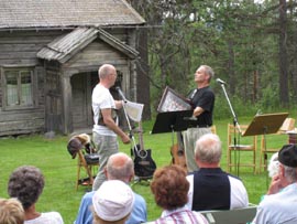 Jerker &ouml;verl&auml;mnar fotbollsfotot till Hembygdsg&aring;rdens G&ouml;ran Stenmark